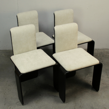 Juego de 4 sillas - Fabricadas en madera y tapizadas en color blanco beige.
Tapicería renovada.